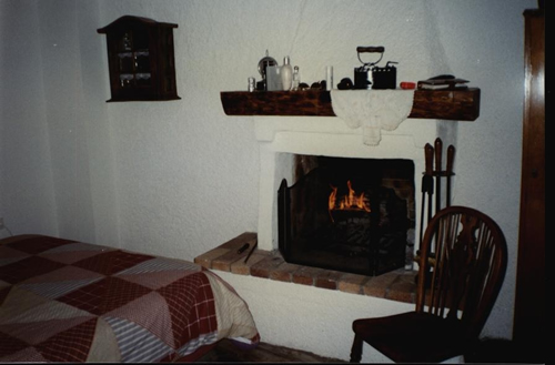 Schlafzimmer mit offenen Kamin